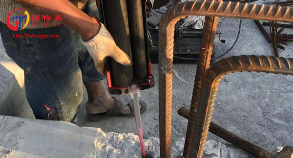 運用喜利得植筋膠專用膠槍時的細節